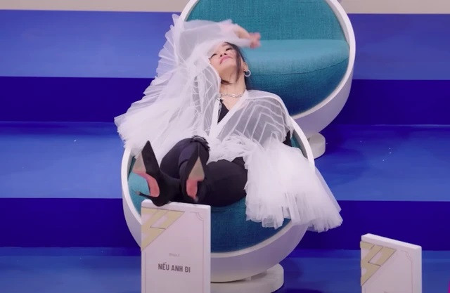 Hành động của Hồng Nhung trong chương trình gây nhiều tranh cãi sau khi tập 3 lên sóng. Ảnh: CHỤP MÀN HÌNH Hành động của Hồng Nhung trong chương trình gây nhiều tranh cãi sau khi tập 3 lên sóng. Ảnh: CHỤP MÀN HÌNH