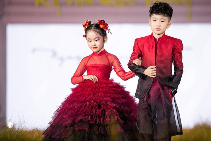 Không chỉ là BST thời trang, đây còn là lời nhắn nhủ của Nguyễn Minh Công về việc gìn giữ những nét đẹp, giá trị bền vững của nghệ thuật dân tộc. Không chỉ là BST thời trang, đây còn là lời nhắn nhủ của Nguyễn Minh Công về việc gìn giữ những nét đẹp, giá trị bền vững của nghệ thuật dân tộc.