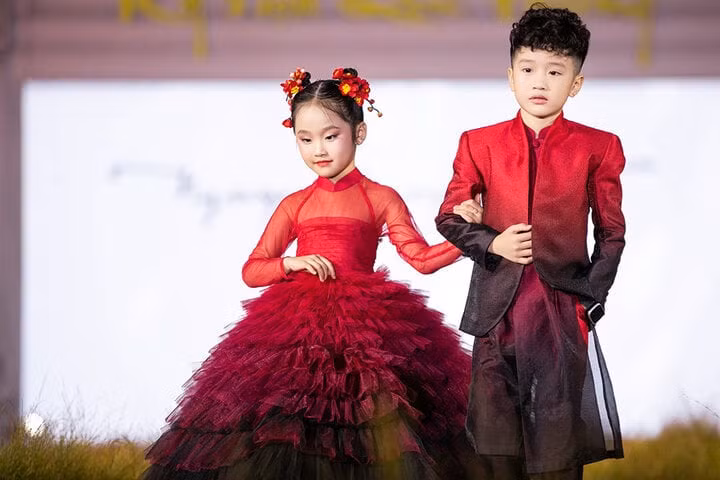 Không chỉ là BST thời trang, đây còn là lời nhắn nhủ của Nguyễn Minh Công về việc gìn giữ những nét đẹp, giá trị bền vững của nghệ thuật dân tộc.