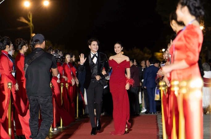 Vũ Mạnh Cường và Phí Linh run rẩy dẫn khai mạc Liên hoan Phim Việt Nam lần 23 - Ảnh 4. Thời tiết Đà Lạt đang vào mùa đông lạnh lẽo