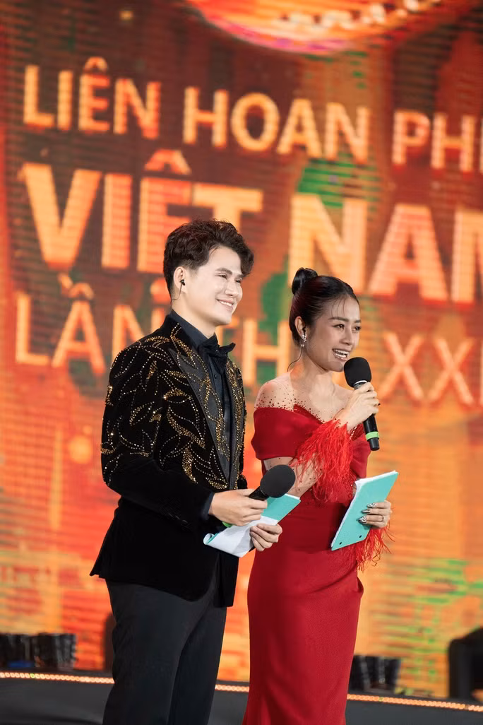 MC Vũ Mạnh Cường và MC Phí Linh dẫn chương trình Lễ khai mạc Liên hoan phim Việt Nam 2023