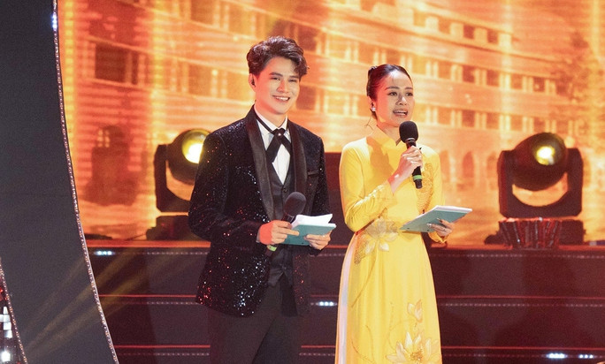 Vũ Mạnh Cường và Phí Linh run rẩy dẫn khai mạc Liên hoan Phim Việt Nam lần 23 - Ảnh 3. Cả hai có màn tung hứng ăn ý