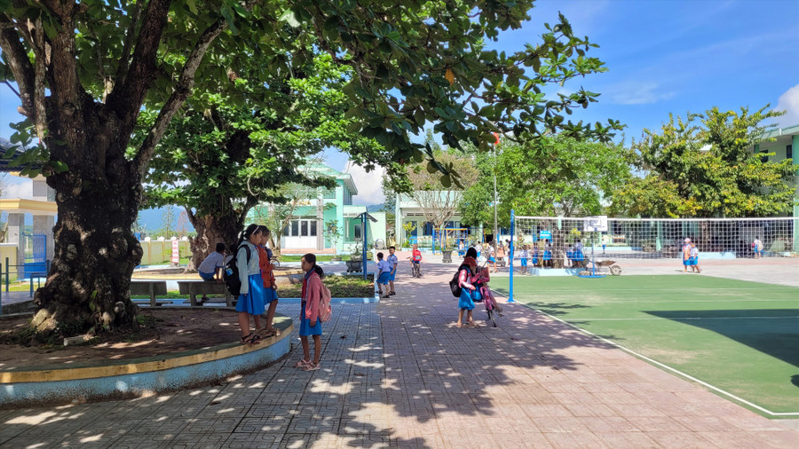 Trường làng, nơi ghi dấu nhiều kỷ niệm. Ảnh: THIÊN THU