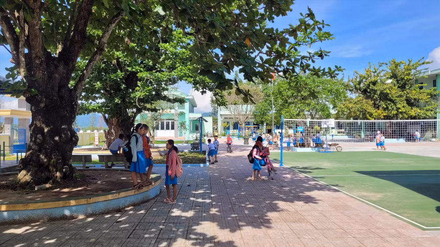 Trường làng, nơi ghi dấu nhiều kỷ niệm. Ảnh: THIÊN THU