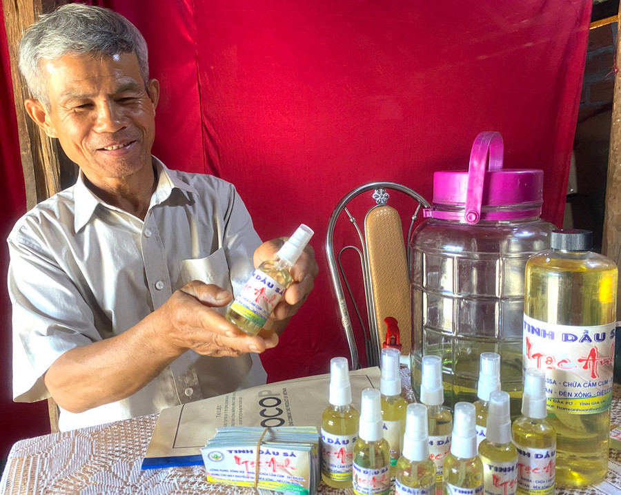 Sản phẩm tinh dầu sả Ngọc Anh của hộ ông Trần Văn Hồ được xã An Thành (huyện Đak Pơ) chọn đăng ký sản phẩm OCOP năm 2024. Ảnh: Ngọc Minh Sản phẩm tinh dầu sả Ngọc Anh của hộ ông Trần Văn Hồ được xã An Thành (huyện Đak Pơ) chọn đăng ký sản phẩm OCOP năm 2024. Ảnh: Ngọc Minh