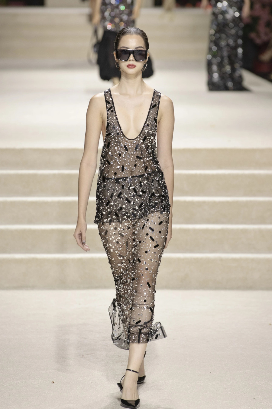 Tại đây, thời trang được giải phóng ra khỏi khuôn mẫu. Vòng eo cạp trễ cùng giày đế thấp, áo vest ngoại cỡ hay bộ váy đính kết đá lấp lánh được xem là lựa chọn mới mẻ cho thời gian tới. Ảnh: BTC Tại đây, thời trang được giải phóng ra khỏi khuôn mẫu. Vòng eo cạp trễ cùng giày đế thấp, áo vest ngoại cỡ hay bộ váy đính kết đá lấp lánh được xem là lựa chọn mới mẻ cho thời gian tới. Ảnh: BTC