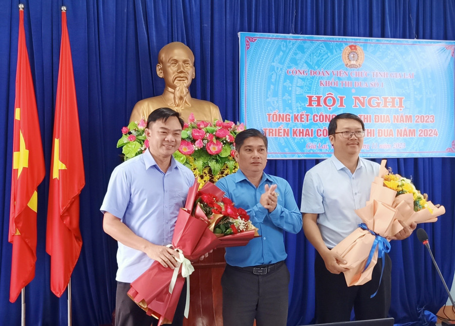 Đại diện Trường Chính trị tỉnh tặng hoa, bàn giao nhiệm vụ Khối trưởng, Khối phó năm 2024 cho các đơn vị. Ảnh: Bích Nga