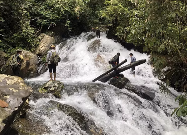 Trèo núi, lội suối, vượt thác ghềnh để tuần tra bảo vệ rừng.