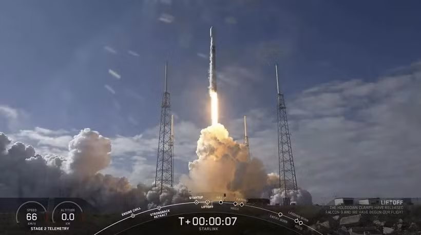 Tên lửa Falcon 9 của SpaceX mang theo 60 vệ tinh Starlink rời bệ phóng tại Căn cứ Không quân Mũi Canaveral ở bang Florida, Mỹ ngày 17/2/2020. Ảnh: AFP/TTXVN Tên lửa Falcon 9 của SpaceX mang theo 60 vệ tinh Starlink rời bệ phóng tại Căn cứ Không quân Mũi Canaveral ở bang Florida, Mỹ ngày 17/2/2020. Ảnh: AFP/TTXVN