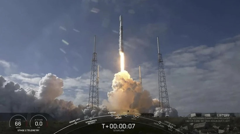 Tên lửa Falcon 9 của SpaceX mang theo 60 vệ tinh Starlink rời bệ phóng tại Căn cứ Không quân Mũi Canaveral ở bang Florida, Mỹ ngày 17/2/2020. Ảnh: AFP/TTXVN