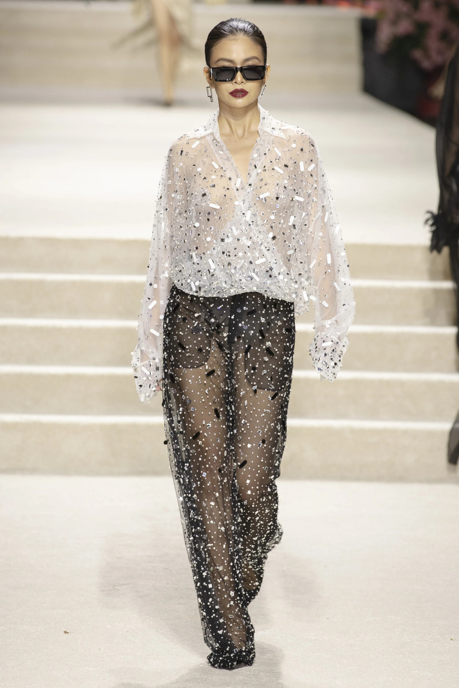 Á hậu Mâu Thủy trở lại sàn diễn sau khi sinh con. Cô diện thiết kế xuyên thấu, gây ấn tượng bởi những bước catwalk uyển chuyển Á hậu Mâu Thủy trở lại sàn diễn sau khi sinh con. Cô diện thiết kế xuyên thấu, gây ấn tượng bởi những bước catwalk uyển chuyển