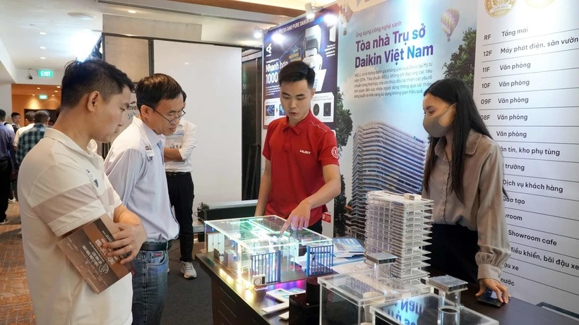 Các đại biểu tham quan các sản phẩm, dịch vụ Công trình Xanh trong khuôn khổ Tuần lễ Công trình Xanh Việt Nam 2023. Ảnh: Văn Phúc/TTXVN Các đại biểu tham quan các sản phẩm, dịch vụ Công trình Xanh trong khuôn khổ Tuần lễ Công trình Xanh Việt Nam 2023. Ảnh: Văn Phúc/TTXVN
