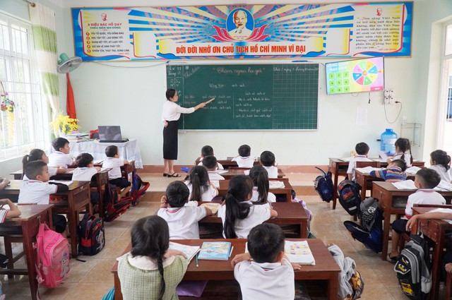 Những học sinh tiểu học ở Cồn Sẻ may mắn có được ngôi trường khang trang. Ảnh: Nguyễn Phúc