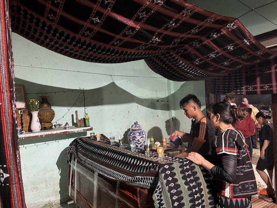Quan tài và không gian “cư ngụ” của già làng được phủ bởi lớp thổ cẩm truyền thống. Ảnh: PHƯƠNG NGUYÊN Quan tài và không gian “cư ngụ” của già làng được phủ bởi lớp thổ cẩm truyền thống. Ảnh: PHƯƠNG NGUYÊN
