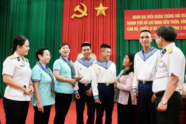 Đoàn đại biểu TP.HCM thăm hỏi các chiến sĩ đang làm nhiệm vụ ở Bộ Tư lệnh Vùng 5 Hải quân. Ảnh: Phạm Thu Ngân Đoàn đại biểu TP.HCM thăm hỏi các chiến sĩ đang làm nhiệm vụ ở Bộ Tư lệnh Vùng 5 Hải quân. Ảnh: Phạm Thu Ngân