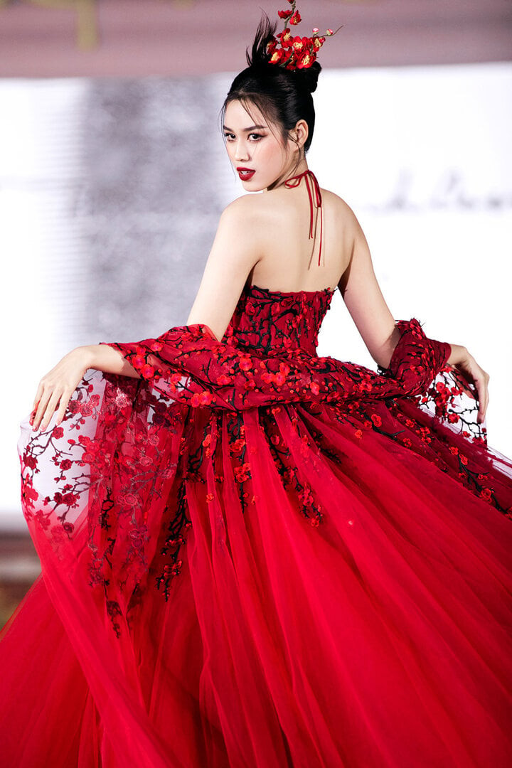 Bộ trang phục của nàng hậu khiến khán giả không khỏi xuýt xoa bởi sự kỳ công trong từng chi tiết từ thân yếm, phần váy đa tầng cùng dải khăn choàng. Bộ trang phục của nàng hậu khiến khán giả không khỏi xuýt xoa bởi sự kỳ công trong từng chi tiết từ thân yếm, phần váy đa tầng cùng dải khăn choàng.