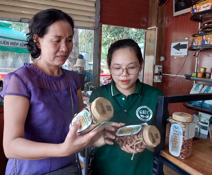 Du khách tìm hiểu sản phẩm hạt điều rang củi Hải Bình Gia Lai tại điểm bán hàng khu du lịch Biển Hồ. Ảnh: N.D
