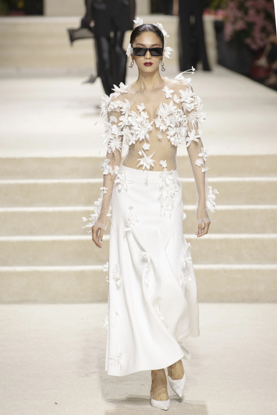 Ngoài ra, nhà thiết kế tập trung khai khai thác góc độ của một người phụ nữ tự do, phóng khoáng với chi tiết váy xuyên thấu nhưng vẫn toát lên tinh thần sang trọng nhờ hoa kết 3D. Ảnh: BTC Ngoài ra, nhà thiết kế tập trung khai khai thác góc độ của một người phụ nữ tự do, phóng khoáng với chi tiết váy xuyên thấu nhưng vẫn toát lên tinh thần sang trọng nhờ hoa kết 3D. Ảnh: BTC