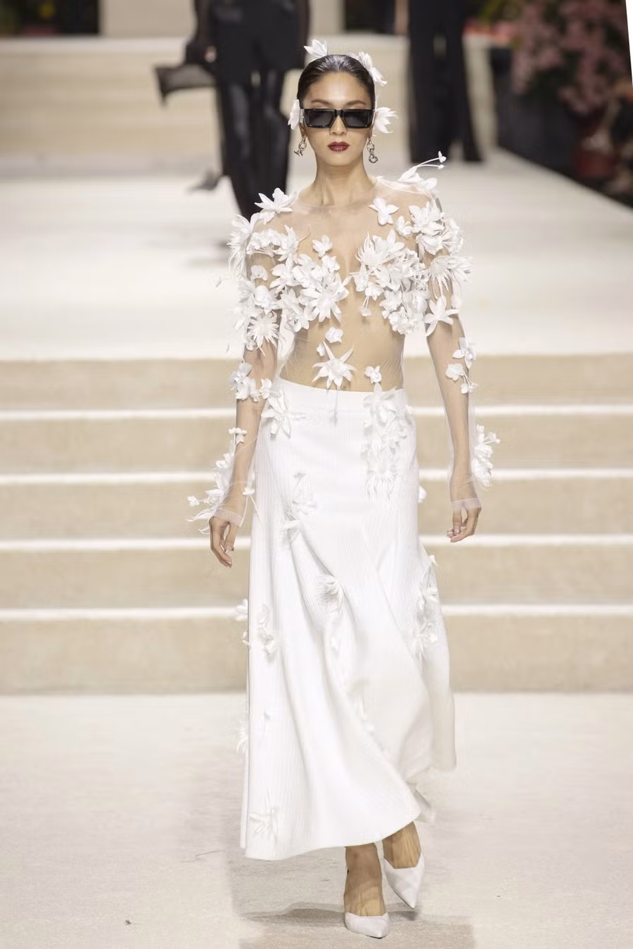 Ngoài ra, nhà thiết kế tập trung khai khai thác góc độ của một người phụ nữ tự do, phóng khoáng với chi tiết váy xuyên thấu nhưng vẫn toát lên tinh thần sang trọng nhờ hoa kết 3D. Ảnh: BTC