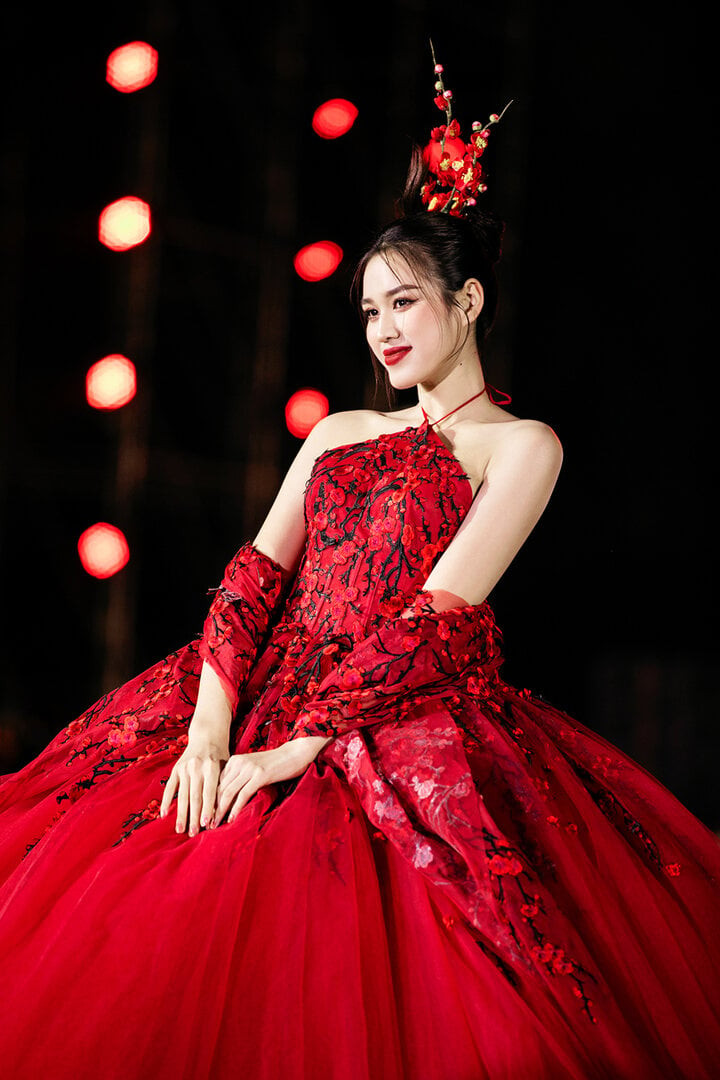 Với thần thái chuyên nghiệp cùng vẻ đẹp kiêu kỳ, Đỗ Thị Hà đã truyền tải trọn vẹn hình ảnh cô đào nương lộng lẫy trong trí tưởng tượng của NTK Nguyễn Minh Công. Với thần thái chuyên nghiệp cùng vẻ đẹp kiêu kỳ, Đỗ Thị Hà đã truyền tải trọn vẹn hình ảnh cô đào nương lộng lẫy trong trí tưởng tượng của NTK Nguyễn Minh Công.