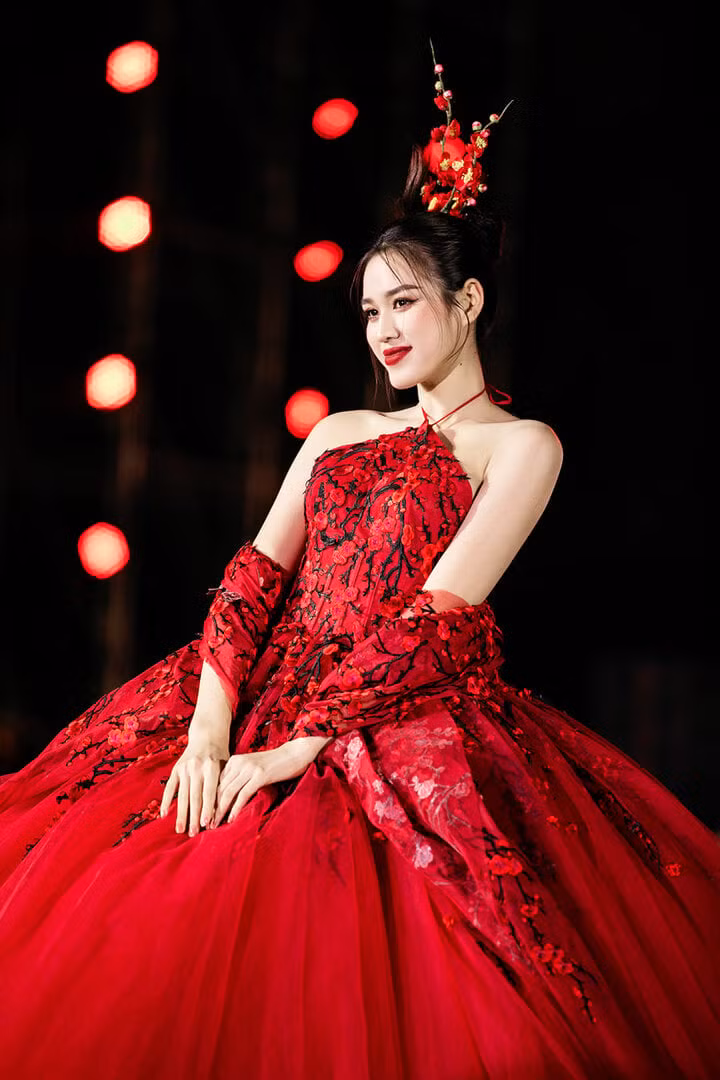 Với thần thái chuyên nghiệp cùng vẻ đẹp kiêu kỳ, Đỗ Thị Hà đã truyền tải trọn vẹn hình ảnh cô đào nương lộng lẫy trong trí tưởng tượng của NTK Nguyễn Minh Công.