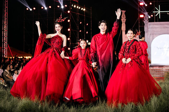 "Tôi mong muốn BST của mình vừa có thể tôn vinh, gìn giữ nét đẹp truyền thống dân gian vừa có thể phù hợp với thời trang hiện đại của giới trẻ để những vẻ đẹp này sẽ luôn được gìn giữ, truyền đời và phát huy", NTK Nguyễn Minh Công chia sẻ. "Tôi mong muốn BST của mình vừa có thể tôn vinh, gìn giữ nét đẹp truyền thống dân gian vừa có thể phù hợp với thời trang hiện đại của giới trẻ để những vẻ đẹp này sẽ luôn được gìn giữ, truyền đời và phát huy", NTK Nguyễn Minh Công chia sẻ.