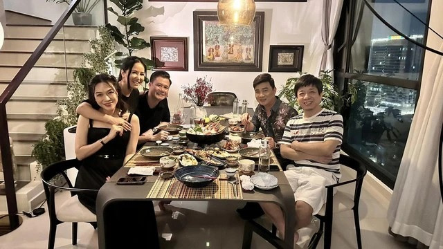 Hồng Nhung khoe ảnh thân thiết bên Mỹ Tâm cùng các đồng nghiệp sau sự việc gây tranh cãi. Cô bộc bạch: “Những cá nhân rất cá tính mà hòa hợp được cả quãng thời gian tính bằng con số thập kỷ quả là điều may mắn”. Ảnh: FBNV Hồng Nhung khoe ảnh thân thiết bên Mỹ Tâm cùng các đồng nghiệp sau sự việc gây tranh cãi. Cô bộc bạch: “Những cá nhân rất cá tính mà hòa hợp được cả quãng thời gian tính bằng con số thập kỷ quả là điều may mắn”. Ảnh: FBNV