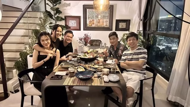 Hồng Nhung khoe ảnh thân thiết bên Mỹ Tâm cùng các đồng nghiệp sau sự việc gây tranh cãi. Cô bộc bạch: “Những cá nhân rất cá tính mà hòa hợp được cả quãng thời gian tính bằng con số thập kỷ quả là điều may mắn”. Ảnh: FBNV