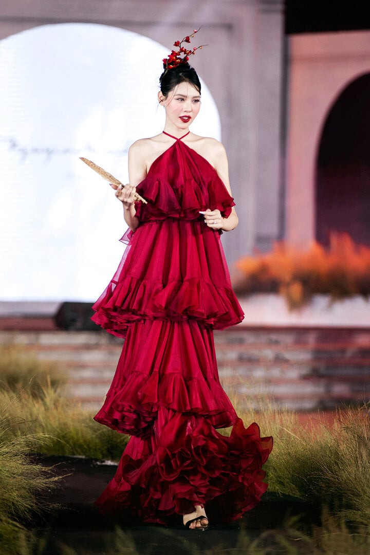 "Mộng đào nguyên" là BST được lấy cảm hứng về những nàng ca nương trong nghệ thuật dân ca ca trù Bắc Bộ. NTK Nguyễn Minh Công muốn dùng góc nhìn của người trẻ hiện đại để viết nên những câu chuyện về truyền thống dân ca Bắc Bộ thời xưa bằng thời trang. "Mộng đào nguyên" là BST được lấy cảm hứng về những nàng ca nương trong nghệ thuật dân ca ca trù Bắc Bộ. NTK Nguyễn Minh Công muốn dùng góc nhìn của người trẻ hiện đại để viết nên những câu chuyện về truyền thống dân ca Bắc Bộ thời xưa bằng thời trang.