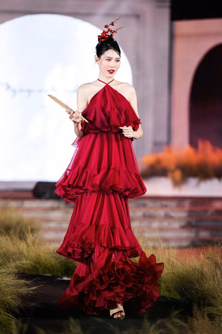 "Mộng đào nguyên" là BST được lấy cảm hứng về những nàng ca nương trong nghệ thuật dân ca ca trù Bắc Bộ. NTK Nguyễn Minh Công muốn dùng góc nhìn của người trẻ hiện đại để viết nên những câu chuyện về truyền thống dân ca Bắc Bộ thời xưa bằng thời trang.