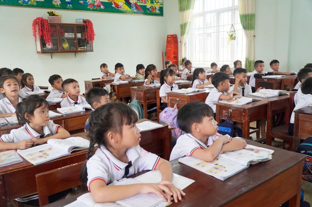 Những học sinh tiểu học ở Cồn Sẻ may mắn có được ngôi trường khang trang. Ảnh: Nguyễn Phúc