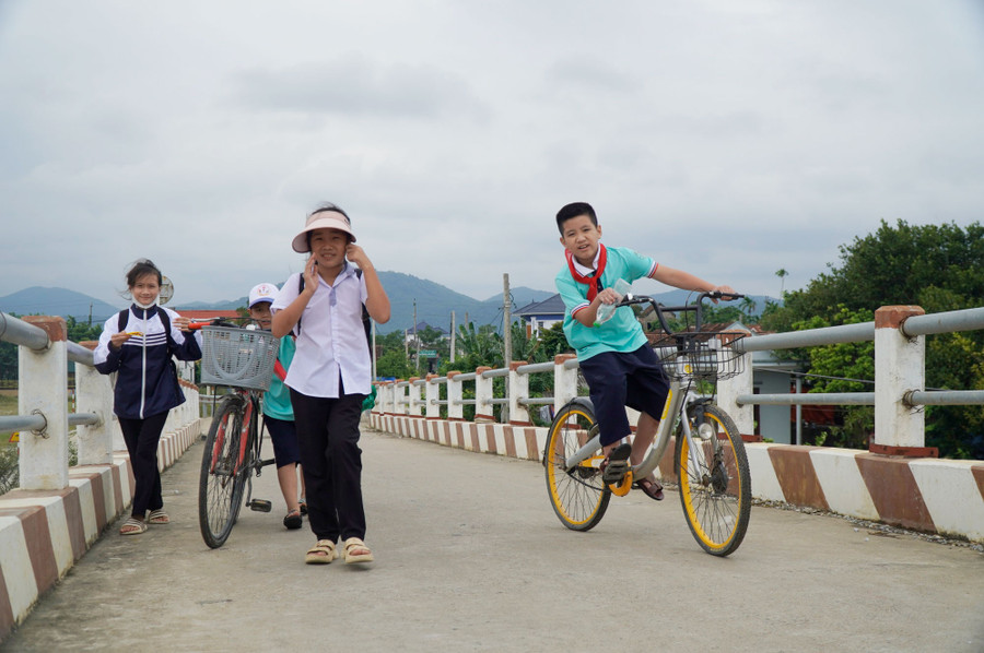 Những đứa trẻ ở Cồn Quan (xã Quảng Trung, TX.Ba Đồn, Quảng Bình) đi học dễ dàng qua cầu Công Hòa. Ảnh: Nguyễn Phúc