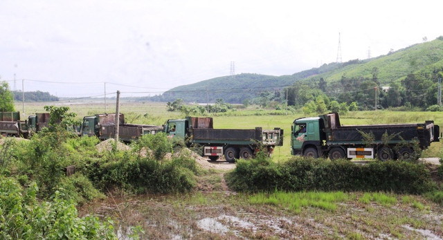 Công an vào cuộc điều tra mỏ cát vi phạm - Ảnh 4. Hàng loạt xe tải nối đuôi nhau vào mỏ Ngọc Kinh Đông lấy cát. Ảnh: MẠNH CƯỜNG