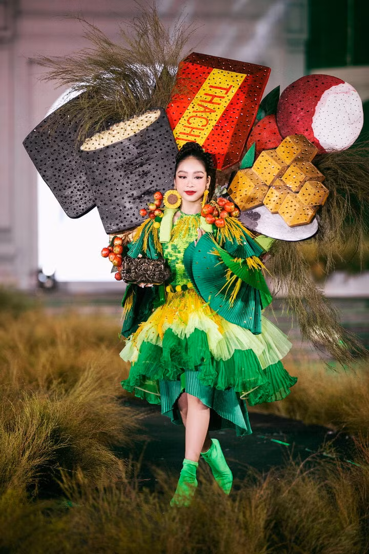 Siêu mẫu Võ Hoàng Yến, Hoa hậu Tiểu Vy lộng lẫy trên sàn diễn thời trang ảnh 4