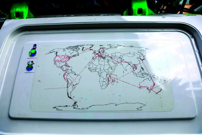 Tấm bản đồ thế giới được Khoa vẽ lên xe là hành trình của chuyến đi đầu tiên