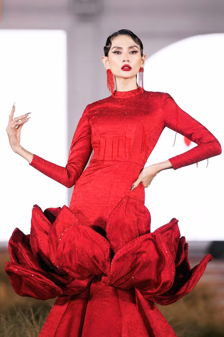 Siêu mẫu Võ Hoàng Yến, Hoa hậu Tiểu Vy lộng lẫy trên sàn diễn thời trang ảnh 1