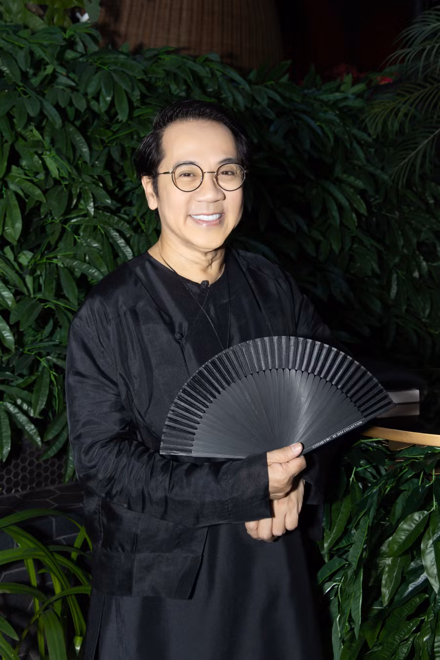 Thành Lộc diện trang phục đen phá cách trong lần xuất hiện này. Sau khi rời Idecaf, nam nghệ sĩ lập sân khấu mới với sự tham gia của nhiều đồng nghiệp như Hữu Châu, Kim Xuân... Ảnh: BTC Thành Lộc diện trang phục đen phá cách trong lần xuất hiện này. Sau khi rời Idecaf, nam nghệ sĩ lập sân khấu mới với sự tham gia của nhiều đồng nghiệp như Hữu Châu, Kim Xuân... Ảnh: BTC