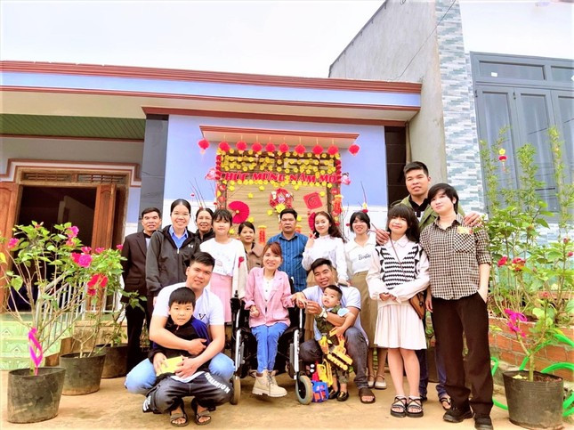 Chị Huyền bên những người thân yêu Chị Huyền bên những người thân yêu