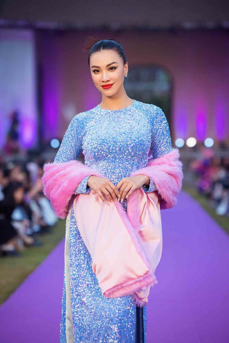 Á hậu Kim Duyên đằm thắm trong áo dài màu xanh. Sau những "sóng gió", người đẹp chuyên tâm vào công việc làm người mẫu và trở thành gương mặt được các nhà mốt trong nước ưa thích. Ảnh: BTC Á hậu Kim Duyên đằm thắm trong áo dài màu xanh. Sau những "sóng gió", người đẹp chuyên tâm vào công việc làm người mẫu và trở thành gương mặt được các nhà mốt trong nước ưa thích. Ảnh: BTC