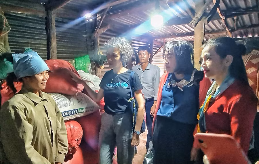 Bà Lesley Miller-Phó trưởng đại diện UNICEF Việt Nam (thứ 2 từ trái qua) khảo sát tình trạng tiếp cận nước sạch của phụ nữ khó khăn xã Ayun, huyện Chư Sê. Ảnh: Minh Châu