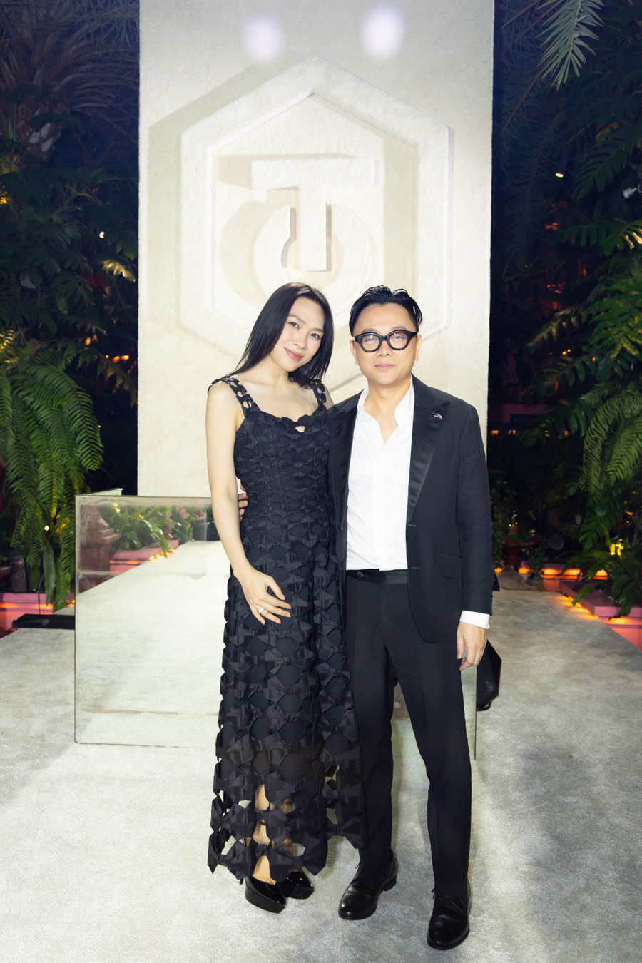 Mỹ Tâm rạng rỡ chụp ảnh cùng nhà thiết kế Công Trí. Trước đó, khi chia sẻ về bí quyết giữ nhan sắc, nữ ca sĩ cho biết ngoài việc giữ tinh thần lạc quan thì "tôi dùng "mỹ phẩm độc" do mình tự chế - độc đáo, độc thân”. Ảnh: BTC Mỹ Tâm rạng rỡ chụp ảnh cùng nhà thiết kế Công Trí. Trước đó, khi chia sẻ về bí quyết giữ nhan sắc, nữ ca sĩ cho biết ngoài việc giữ tinh thần lạc quan thì "tôi dùng "mỹ phẩm độc" do mình tự chế - độc đáo, độc thân”. Ảnh: BTC