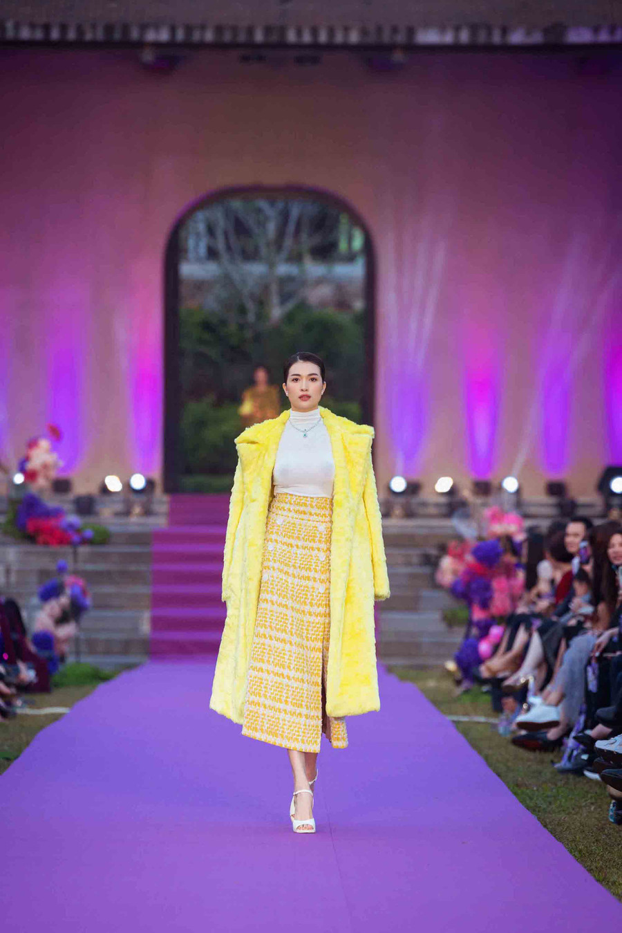 Á hậu Lệ Hằng nổi bật với áo với jacket dáng dài kết hợp chân váy vàng rực rỡ. Ảnh: BTC Á hậu Lệ Hằng nổi bật với áo với jacket dáng dài kết hợp chân váy vàng rực rỡ. Ảnh: BTC