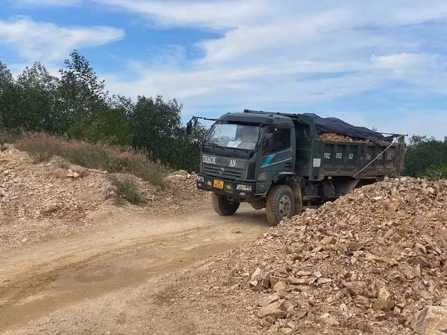 Xe ben chở đất ra vào mỏ đất ở tổ dân phố An Ninh, P.Phổ Ninh, TX.Đức Phổ nhưng không có camera, trạm cân. Ảnh: Hải Phong