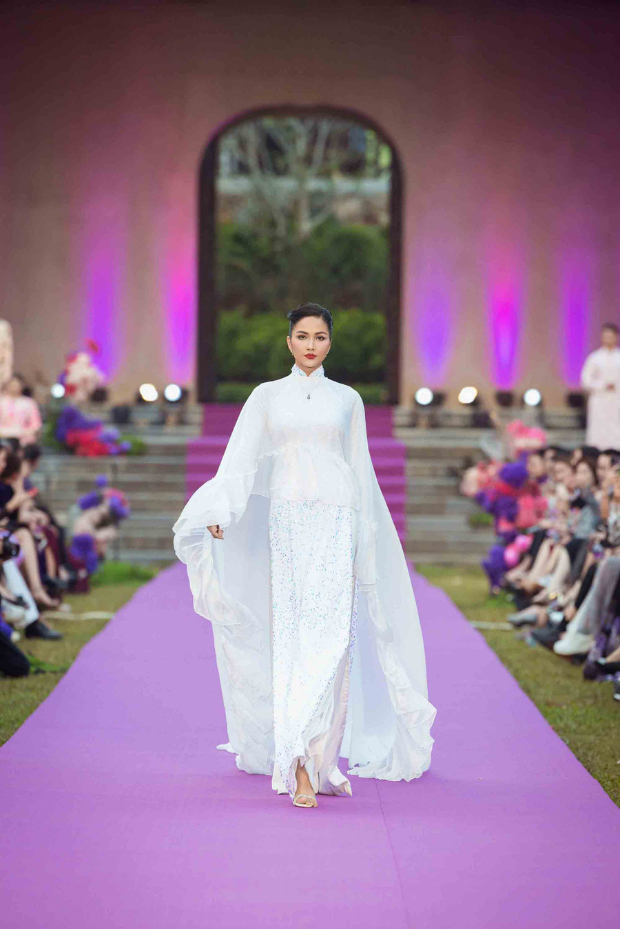 Hoa hậu H'Hen Niê đảm nhận vai trò mở màn cho bộ sưu tập mới của Adrian Anh Tuấn. Sau mỗi mùa Miss Universe diễn ra, thành tích Top 5 Miss Universe 2018 của người đẹp Ê Đê lại được các fan sắc đẹp Việt nhắc lại và đây cũng là thành tích cao nhất của Việt Nam tại đấu trường nhan sắc này. Ảnh: BTC Hoa hậu H'Hen Niê đảm nhận vai trò mở màn cho bộ sưu tập mới của Adrian Anh Tuấn. Sau mỗi mùa Miss Universe diễn ra, thành tích Top 5 Miss Universe 2018 của người đẹp Ê Đê lại được các fan sắc đẹp Việt nhắc lại và đây cũng là thành tích cao nhất của Việt Nam tại đấu trường nhan sắc này. Ảnh: BTC