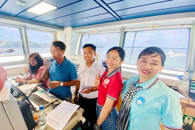 Ca sĩ Duyên Quỳnh giao lưu với thành viên đoàn công tác qua loa phát thanh của tàu KN-290. Ảnh: PHẠM THU NGÂN Ca sĩ Duyên Quỳnh giao lưu với thành viên đoàn công tác qua loa phát thanh của tàu KN-290. Ảnh: PHẠM THU NGÂN