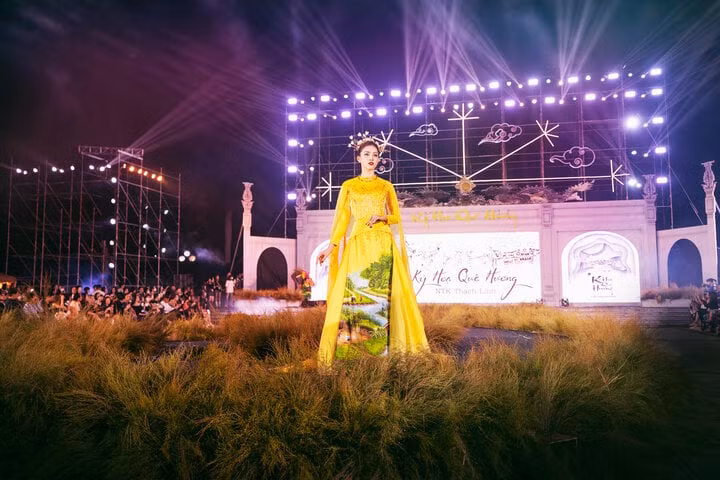 Siêu mẫu Võ Hoàng Yến, Hoa hậu Tiểu Vy lộng lẫy trên sàn diễn thời trang ảnh 11