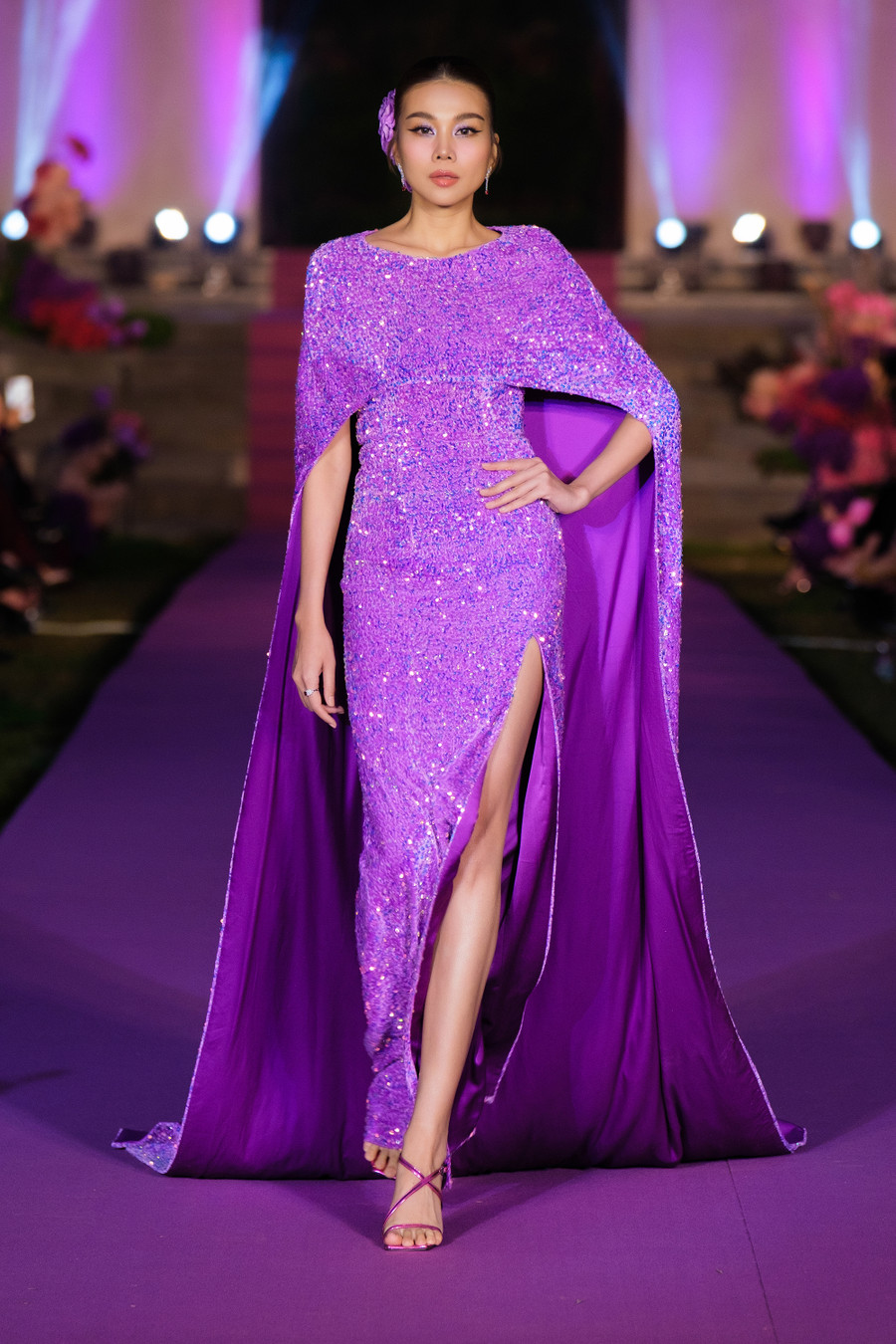 Sau khi kết hôn, Thanh Hằng không dành quá nhiều thời gian để nghỉ ngơi mà cô quay lại với công việc người mẫu. Chia sẻ về lý do tham gia show diễn này, nữ người mẫu cho biết cô và Adrian Anh Tuấn rất quý mến nhau và cô cũng yêu thích không khí tại Yên Tử nên không có lý do gì để từ chối sự kiện này. Ảnh: Đoàn Nhân Đức Sau khi kết hôn, Thanh Hằng không dành quá nhiều thời gian để nghỉ ngơi mà cô quay lại với công việc người mẫu. Chia sẻ về lý do tham gia show diễn này, nữ người mẫu cho biết cô và Adrian Anh Tuấn rất quý mến nhau và cô cũng yêu thích không khí tại Yên Tử nên không có lý do gì để từ chối sự kiện này. Ảnh: Đoàn Nhân Đức