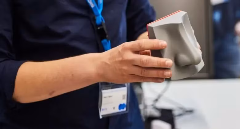 Các thiết bị cảm biến vừa vặn trong chiếc mũi điện tử được in bằng phương pháp 3D. Ảnh: BBC