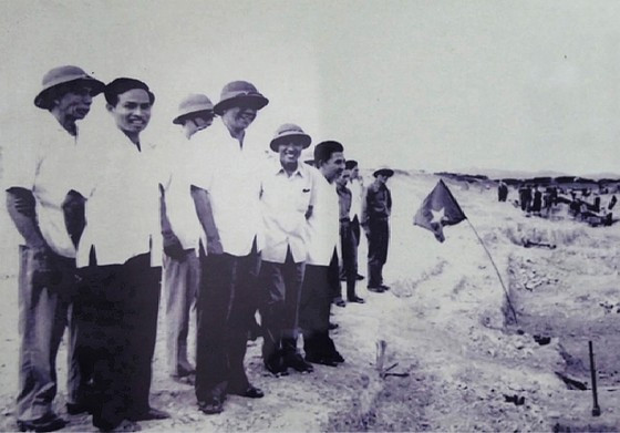 Ông Lê Văn Hoan (bìa trái) khi là Bí thư Huyện ủy huyện Triệu Hải, đưa Tổng Bí thư Lê Duẩn thăm công trường thủy lợi Nam Thạch Hãn