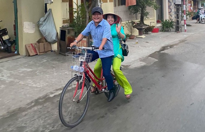 25 năm đạp xe dạy học và chuyện tình đẹp - Ảnh 3. Vợ chồng thầy Hương tới trường trên chiếc xe đạp.